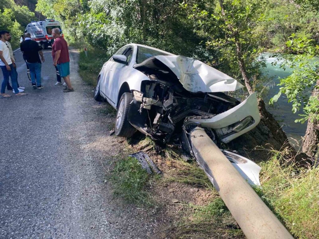 Tunceli Ovacık Karayolunda otomobil elektrik direğine çarptı.4 kişi yaralandı
