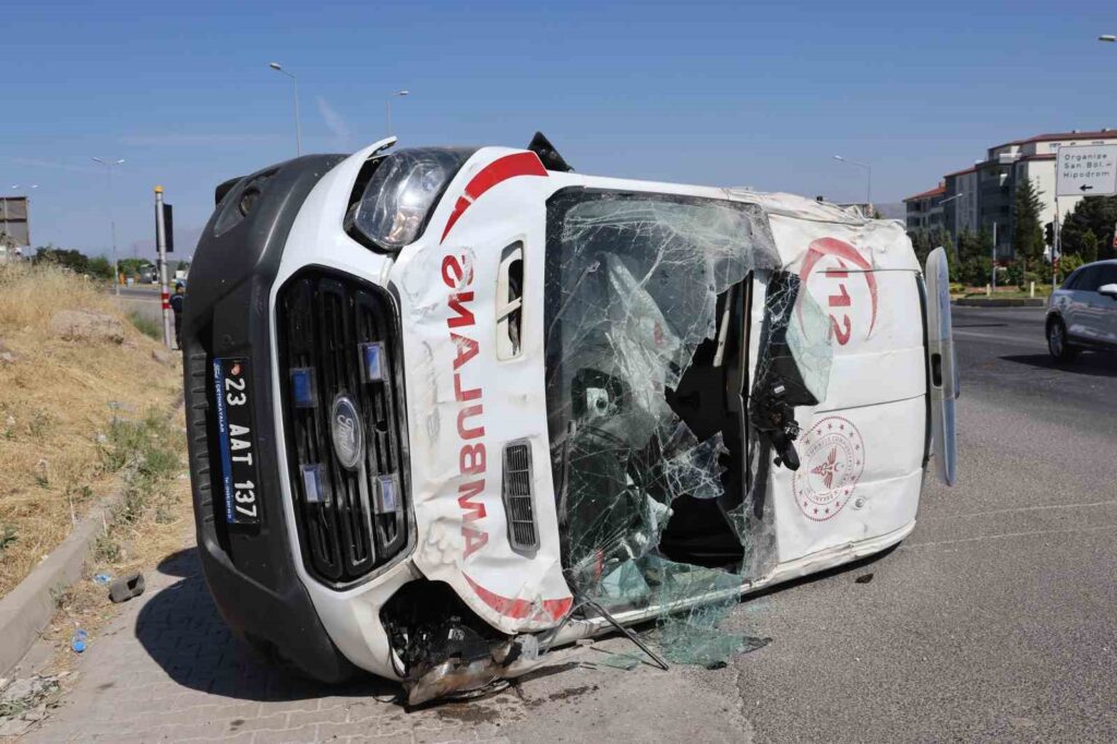 Elazığ’da ambulans takla attı: 5 kişi yaralandı