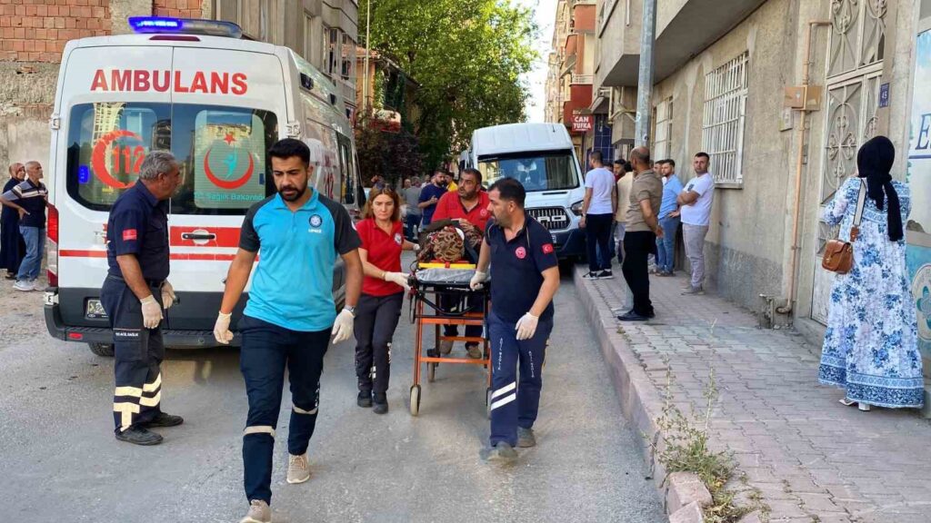 Elazığ’da minibüs ile otomobil çarpıştı: 7 kişi yaralandı