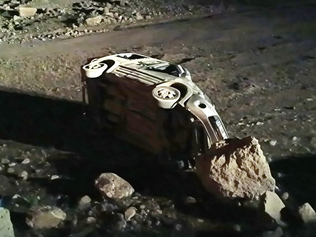 Çemişgezek İlçesinde Otomobil Şarampole Yuvarlandı. Kazada 2 Kişi Yaralandı