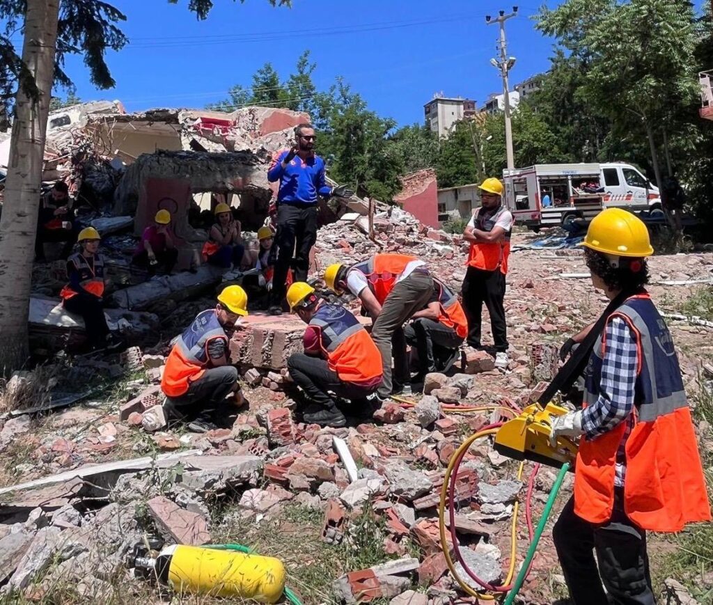 Tunceli’de öğretmenlerin depremde arama, kurtarma eğitimi ve tatbikatları gerçeği aratmadı