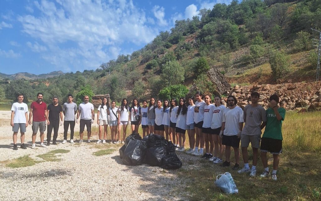 Tunceli’de sporcu gençler, hocaları ile birlikte çevre temizliği yaptı