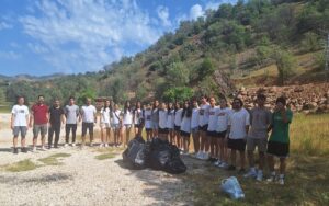 Tunceli’de sporcu gençler, hocaları ile birlikte çevre temizliği yaptı