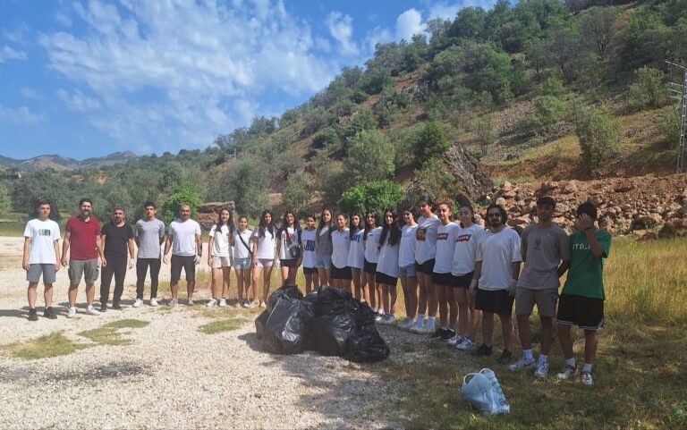 Tunceli’de sporcu gençler, hocaları ile birlikte çevre temizliği yaptı