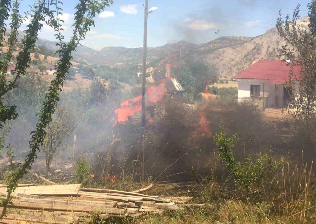 Tunceli’de 3 ayrı bölgede çıkan yangınlardan 2’si söndürüldü, 1’ine müdahale sürüyor