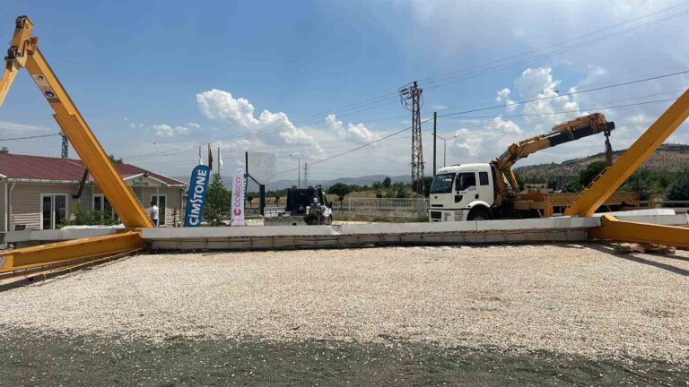 Elazığ’da düşen yıldırım 40 tonluk vinci devirdi