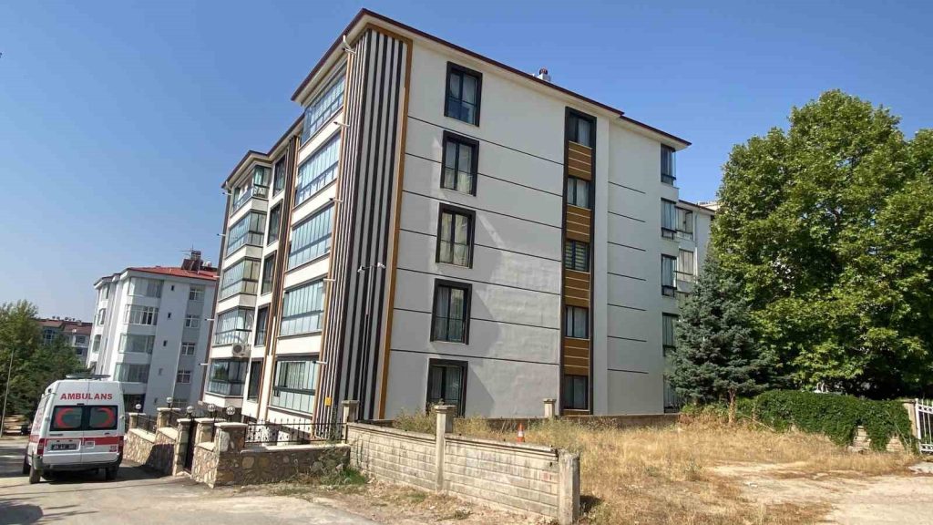 Elazığ’da asansör bakımı için çatıya çıkan işçiler asılı halde ceset buldu