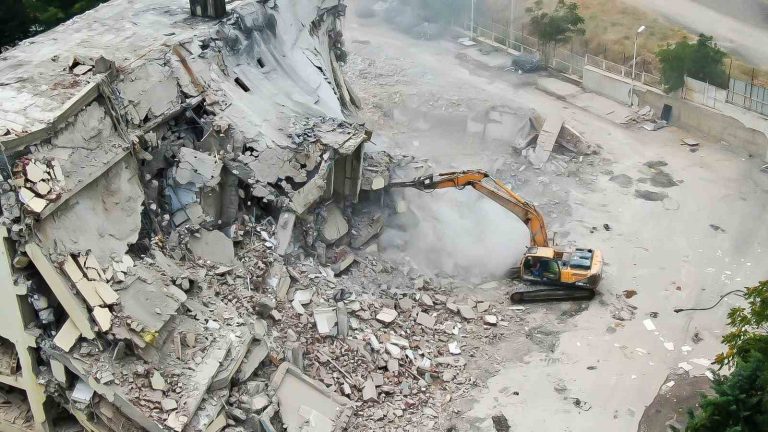 Tunceli’de depreme dayanıksız çıkan polisevi binasının yıkımı gerçekleştirildi