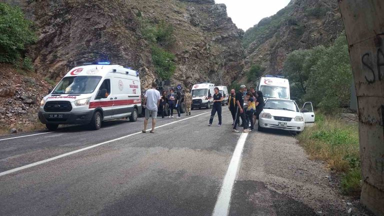 Tunceli’de tünelde meydana gelen trafik kazasında 8 kişi yaralandı