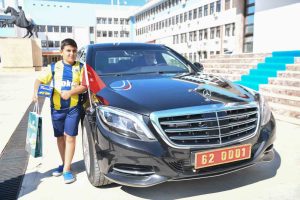 Küçük çocuk istedi, Tunceli valisi makam aracını ona tahsis etti