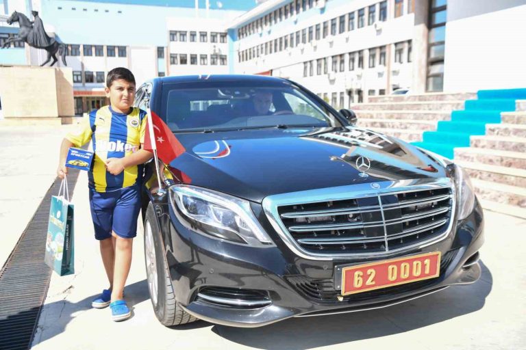 Küçük çocuk istedi, Tunceli valisi makam aracını ona tahsis etti