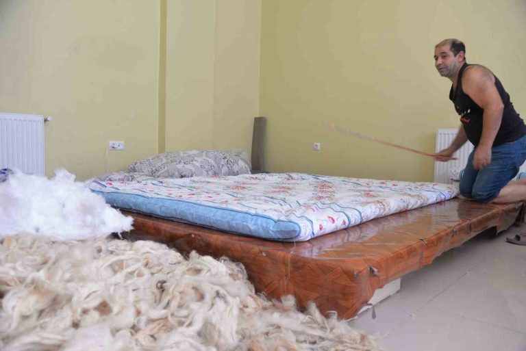 Mesleğin son temsilcilerinden: Tunceli’de 30 yıldır el yapımı yorgan, döşek ve yastık yapıyor