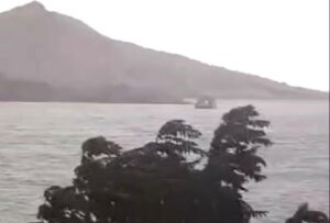 Pertek Feribotu, şiddetli fırtınadan dolayı iskeleye yanaşamadı