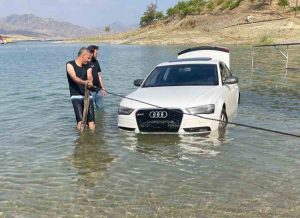 Pertek feribot iskelesinde park halindeki araç göle uçtu