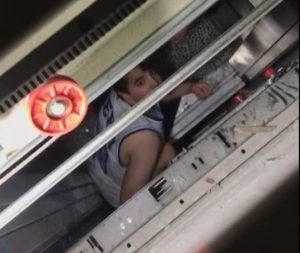 Elazığ’da asansörde kalan çocuk, itfaiye ekipleri tarafından kurtarıldı