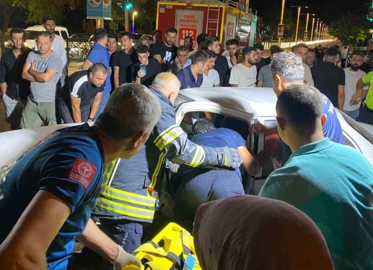 Elazığ’da iki otomobil kafa kafaya çarpıştı: 2 kişi yaralandı