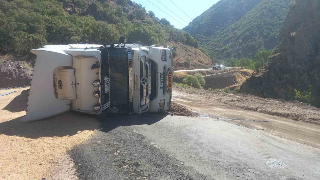 Tunceli’de, buğday yüklü tır devrildi. 1 kişi yaralandı