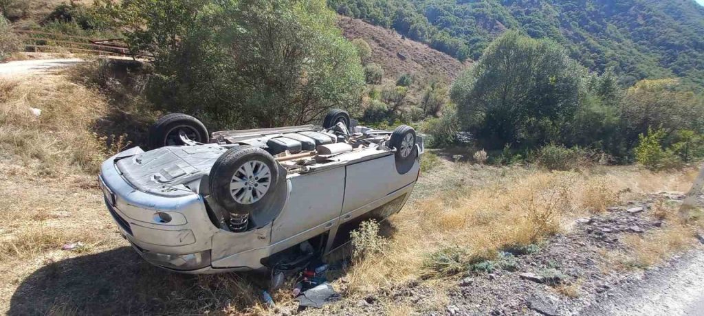 Tunceli’de sürücüsünün direksiyon hakimiyetini kaybettiği otomobil ters döndü