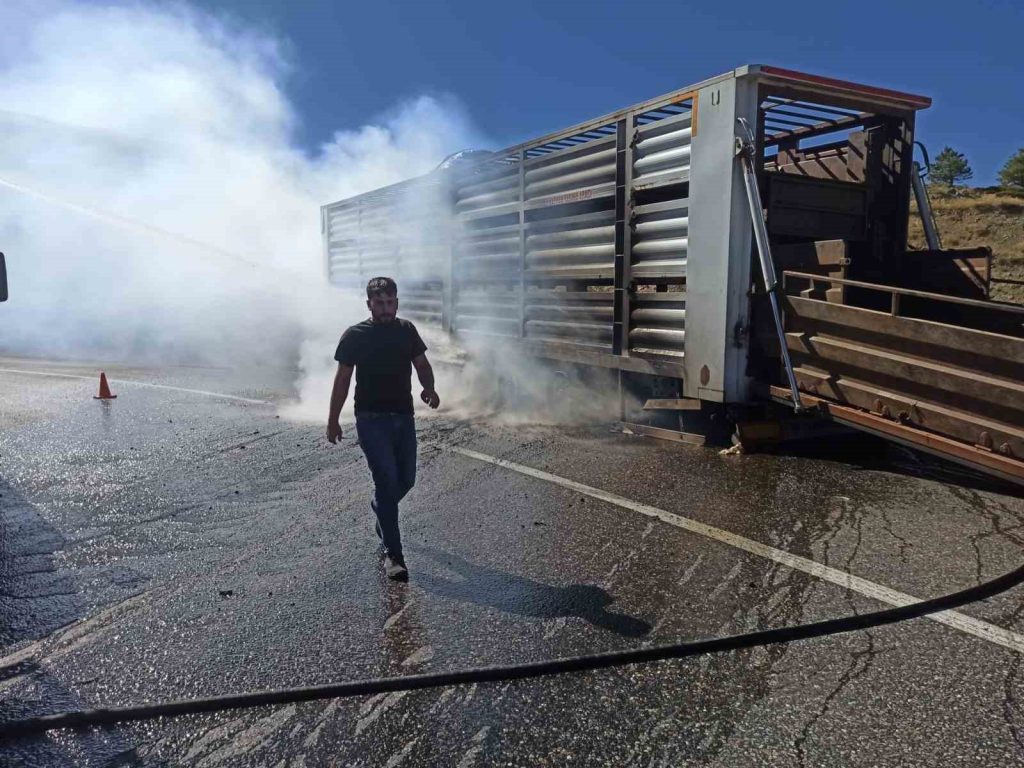 Tunceli’de şoförün dikkati aracın yanmasını önledi