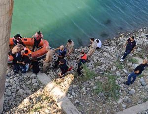 Tunceli’de araç göle uçtu: Otomobilde bulunan aynı aileden 4 kişi kurtarıldı