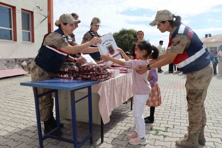 Tunceli’de jandarma, kız çocukları ile bir araya geldi