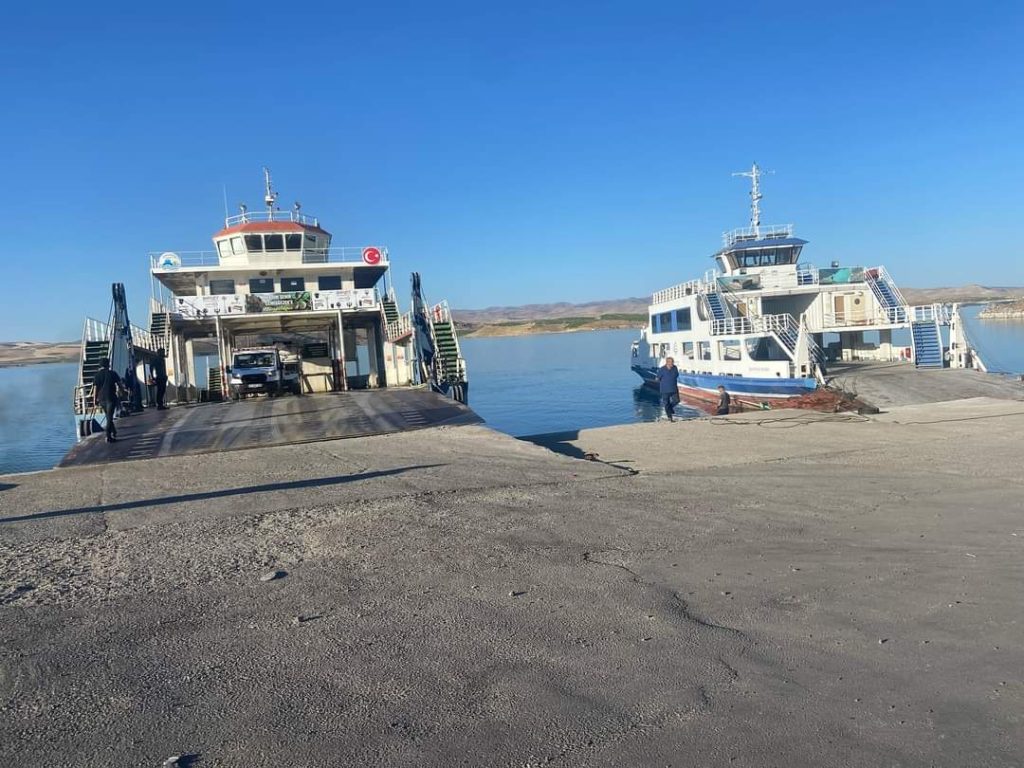 Çemişgezek’te şiddetli rüzgar feribot seferlerini durdurdu