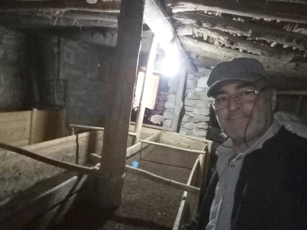 Şehir hayatından sıkıldı Çemişgezek’e yerleşip milyonlarca solucanla organik gübre üretmeye başladı