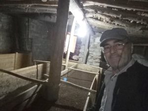 Şehir hayatından sıkıldı Çemişgezek’e yerleşip milyonlarca solucanla organik gübre üretmeye başladı