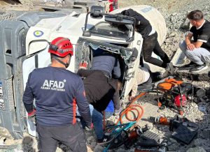 Tunceli’de mikser devrildi. Yaralı sürücü araçtan güçlükle çıkarıldı