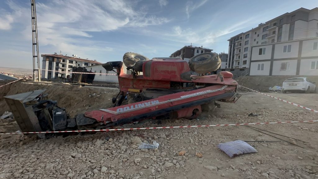 Bızmışen’de operatör lavaboya gitti, kepçeyi çalıştırmak isteyen 2 genç hayatını kaybetti