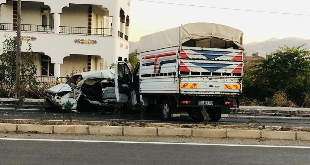 Elazığ’da otomobil ile kamyonet çarpıştı: 1 kişi hayatını kaybetti ölü, 1 kişi yaralandı