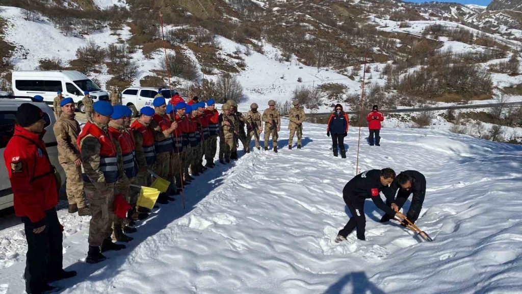 Tunceli’de jandarmaya çığda arama kurtarma eğitimi verildi