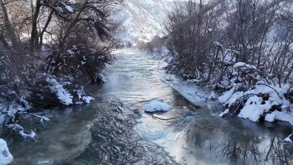 Hava sıcaklığı eksiye düştü. Pülümür Çayı yer yer buz tuttu