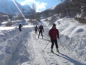 Tunceli’de vatandaşlar, hediye kayak takımlarıyla kaymayı öğreniyor