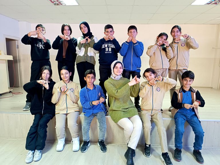 Çemişgezek’te köy okulu öğrencileri engelleri kaldırmak için ’İşaret Dili’ öğreniyor