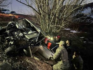 Tunceli’deki kazada araçta sıkışan genç, ekiplerin müdahalesiyle kurtarıldı