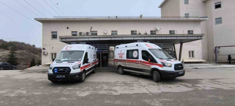 Tunceli’deki kazada baba oğul yaralandı