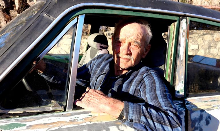 Çemişgezekli Nevzat Çene, yarım asırdır kullandığı ’Anadol’una gözü gibi bakıyor