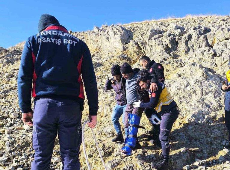Pertek ilçesinde kayalıktan düşen vatandaş kurtarıldı
