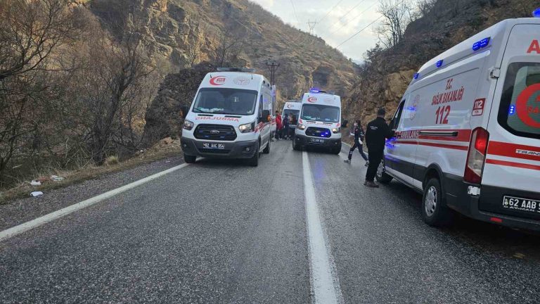 Tunceli’de feci kaza: Otomobil kayaya çarptı 1 kişi öldü, 5 kişi yaralandı