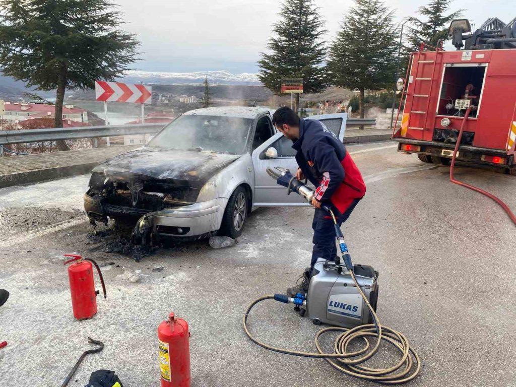 Tunceli’de, park halindeyken alev alan otomobil söndürüldü
