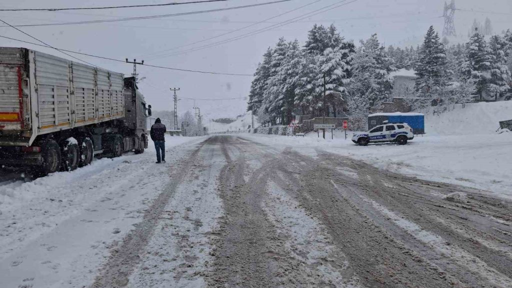 Pülümür ilçesi ile Erzincan sınırı arası, ağır tonajlı araç geçişlerine kapatıldı