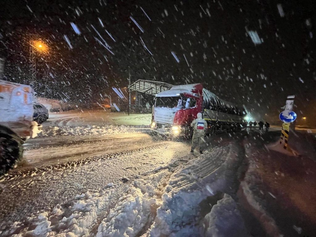 Tunceli’de kardan dolayı yolda kalan öğrencileri jandarma misafir etti