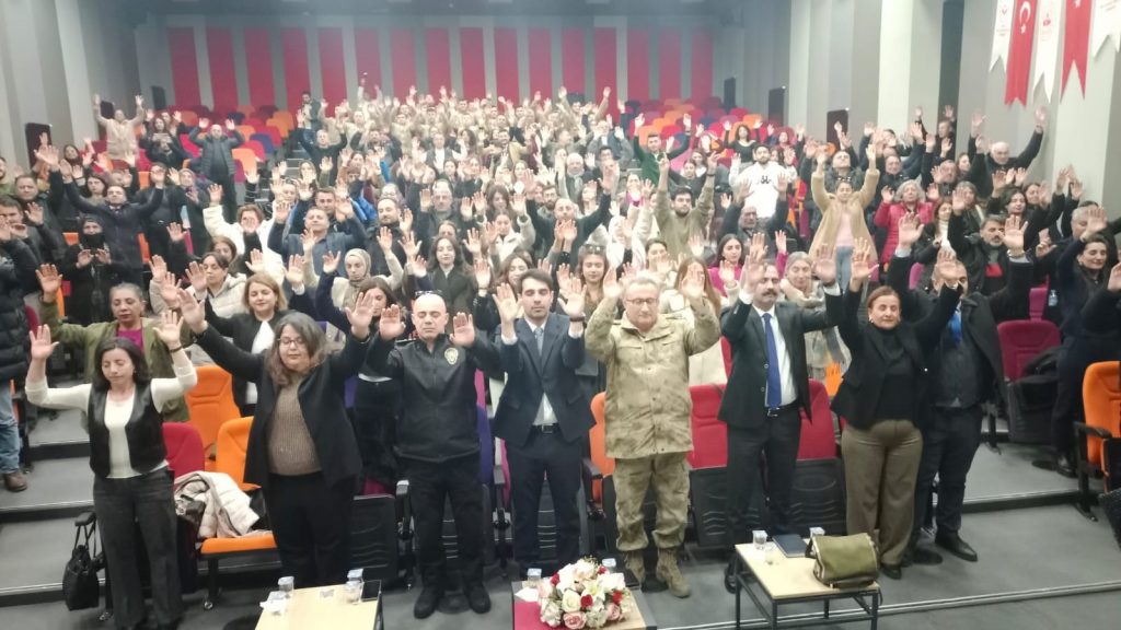 Tunceli’de bağımlılıkla mücadele söyleşisi gerçekleştirildi