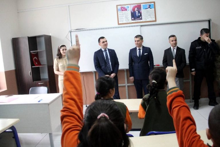 Kaymakam Cüneyt Zor, çocuklara bisiklet vadetti: Eğitimde kıyasıya yarış başladı