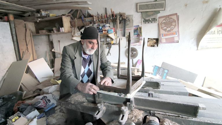 Bir oklavayla hayatını değiştirdi: Yarım asırlık marangoz ustası şimdi çırak bulamıyor