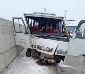 Elazığ’da minibüs istinat duvarına çarptı: 9 yaralı