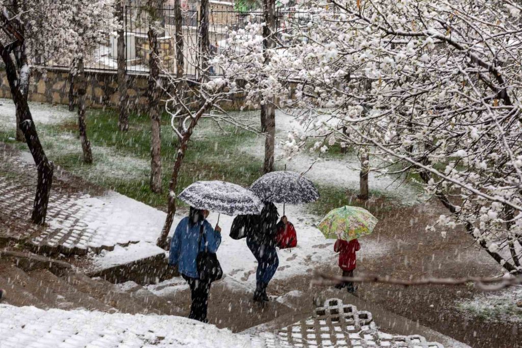 Pertek’te bir öğretmenin objektifinden, iki mevsim bir arada