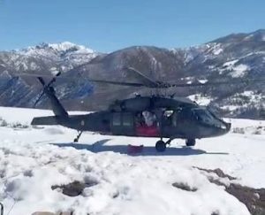 Askeri helikopter çiftçi için kalktı, karlı bölgeye yem indirdi