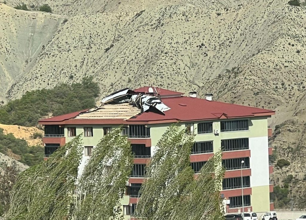 Tunceli’de etkili olan fırtına çatıları ve küçükbaş üreticilerin çadırlarını uçurdu